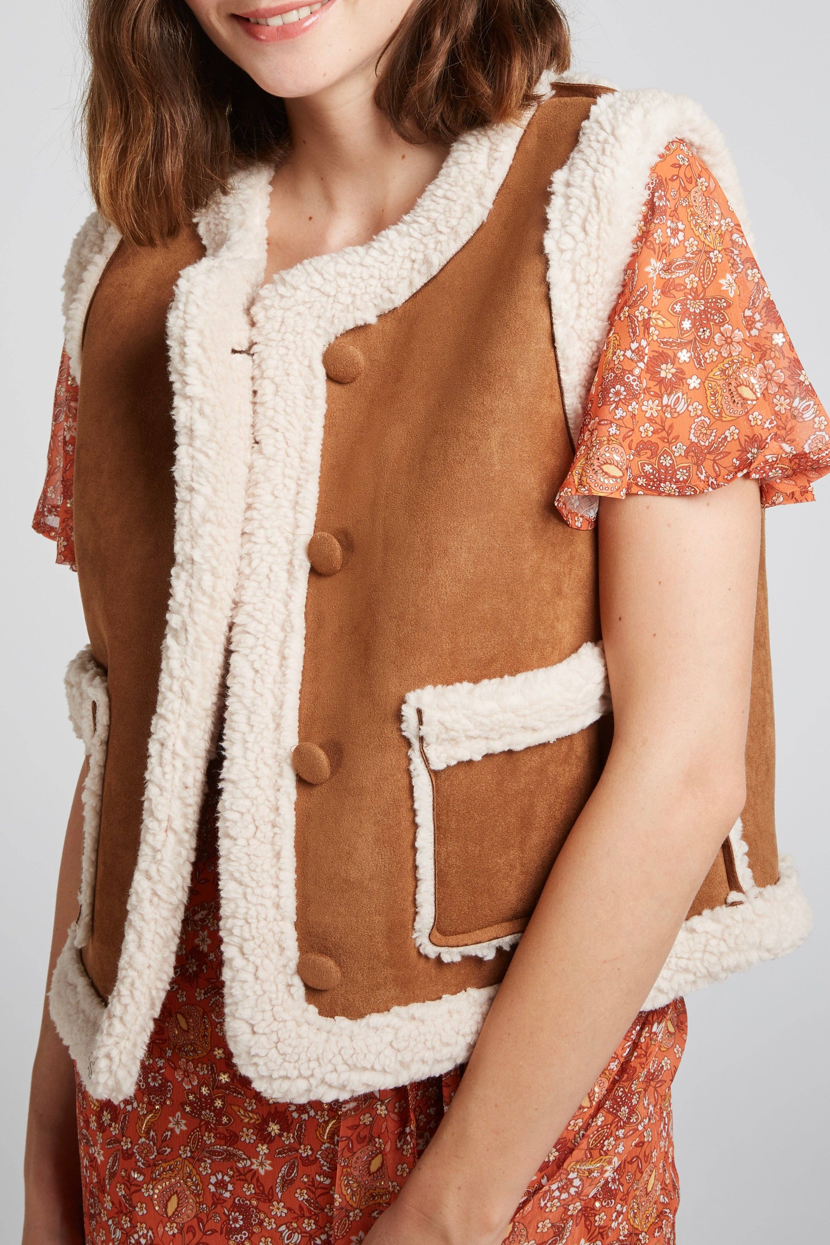 KAMEL VALMOND - Chic ärmlös jacka i suedine och moumoutte för wholesale på Faire5