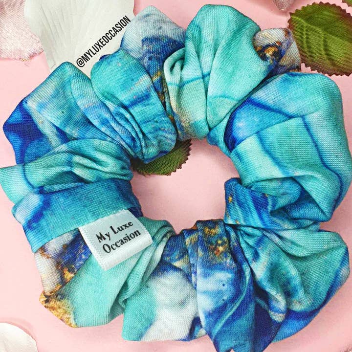 Blauwe marmeren scrunchie voor wholesale door My Luxe Occasion