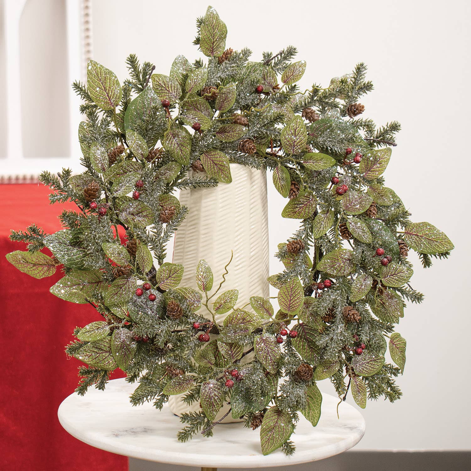 Saybrook Lane – Engroshandel Krans – Sneklædt fittonia, fyrretræ og bær krans, 50 cm1