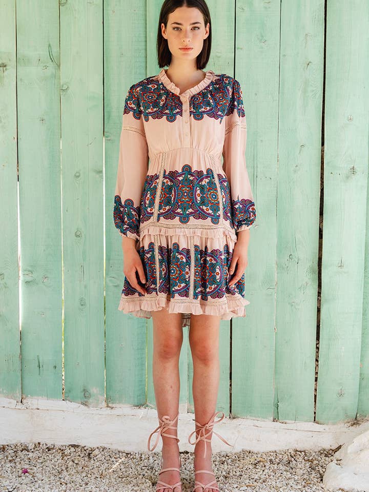 Lachsrosafarbenes, gestuftes Kleid aus bedrucktem Crêpe mit Einsatz für den Großhandel von Pinnacle By Shruti Sancheti