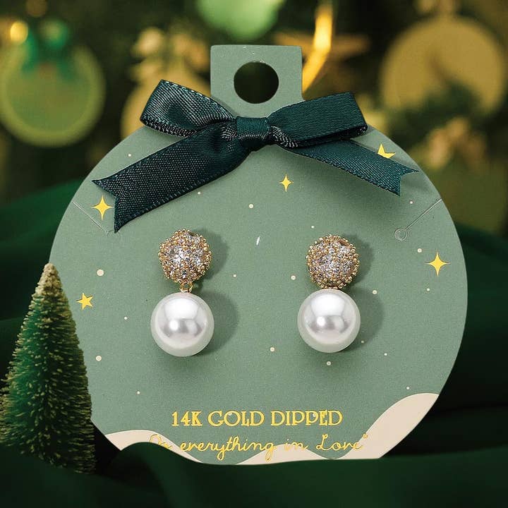 Øreringe med dråbeformede perler og klynge af rhinsten belagt med 14K guld for engroshandel hos Sensibling Corp.