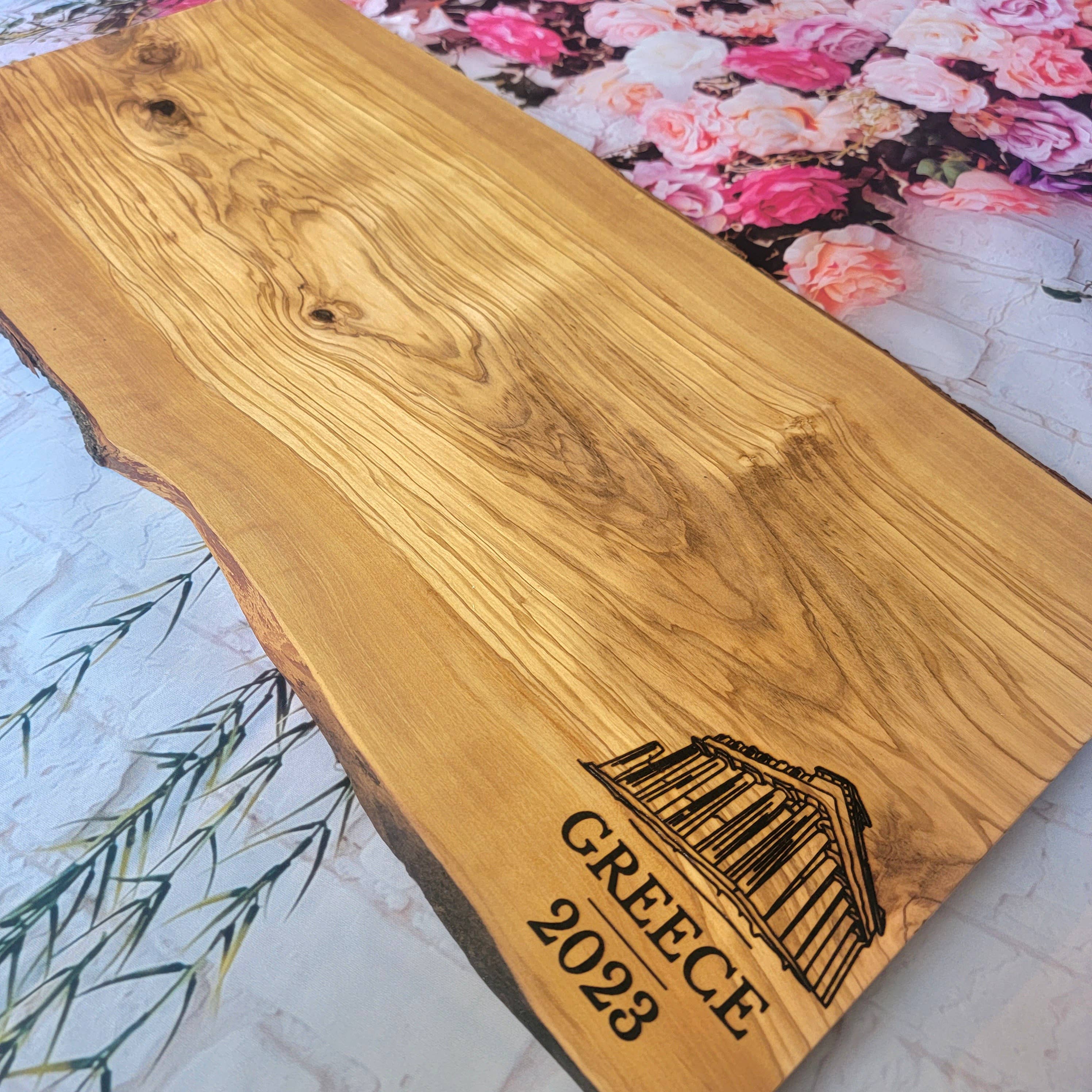 Karmic Creations – Großhandel Käsebrett – Extra großes 24-Zoll-Käsebrett Live Edge aus Olivenholz7