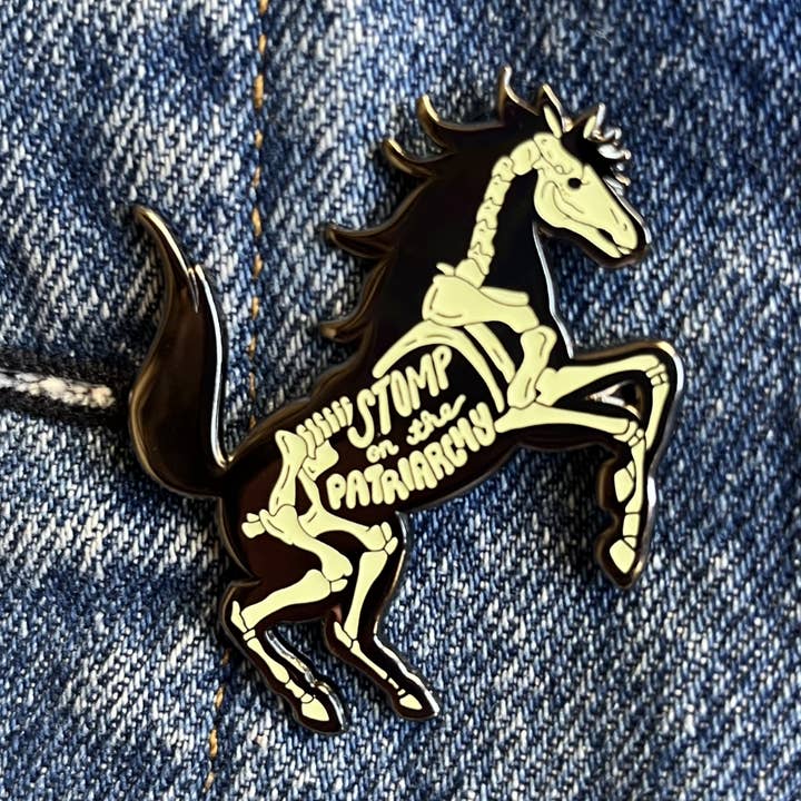 Calpesta il Patriarcato - Spilla in Smalto Duro Fosforescente per la vendita all'ingrosso da parte di Liberal Jane Illustration