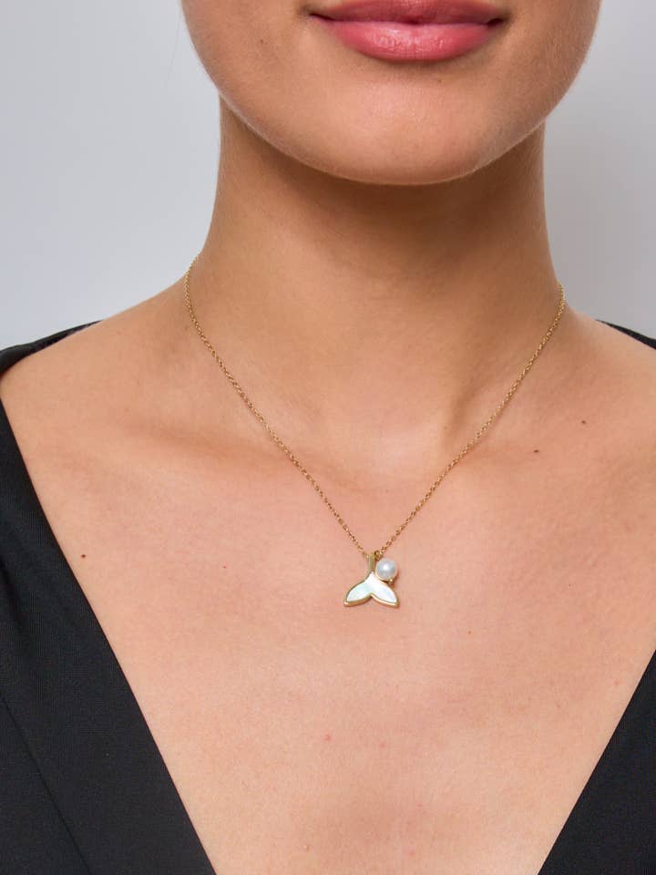 Fine necklace with mother-of-pearl and pearl in stainless steel 224AQ13 for wholesale by BYREN | ÉLINE L'ATELIER