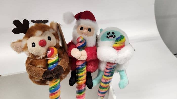 The Petting Zoo - Venta al por mayor Piruletas - Juguete interactivo de piruleta Holiday Lollyplush Asst Reno, Santa, Yeti1