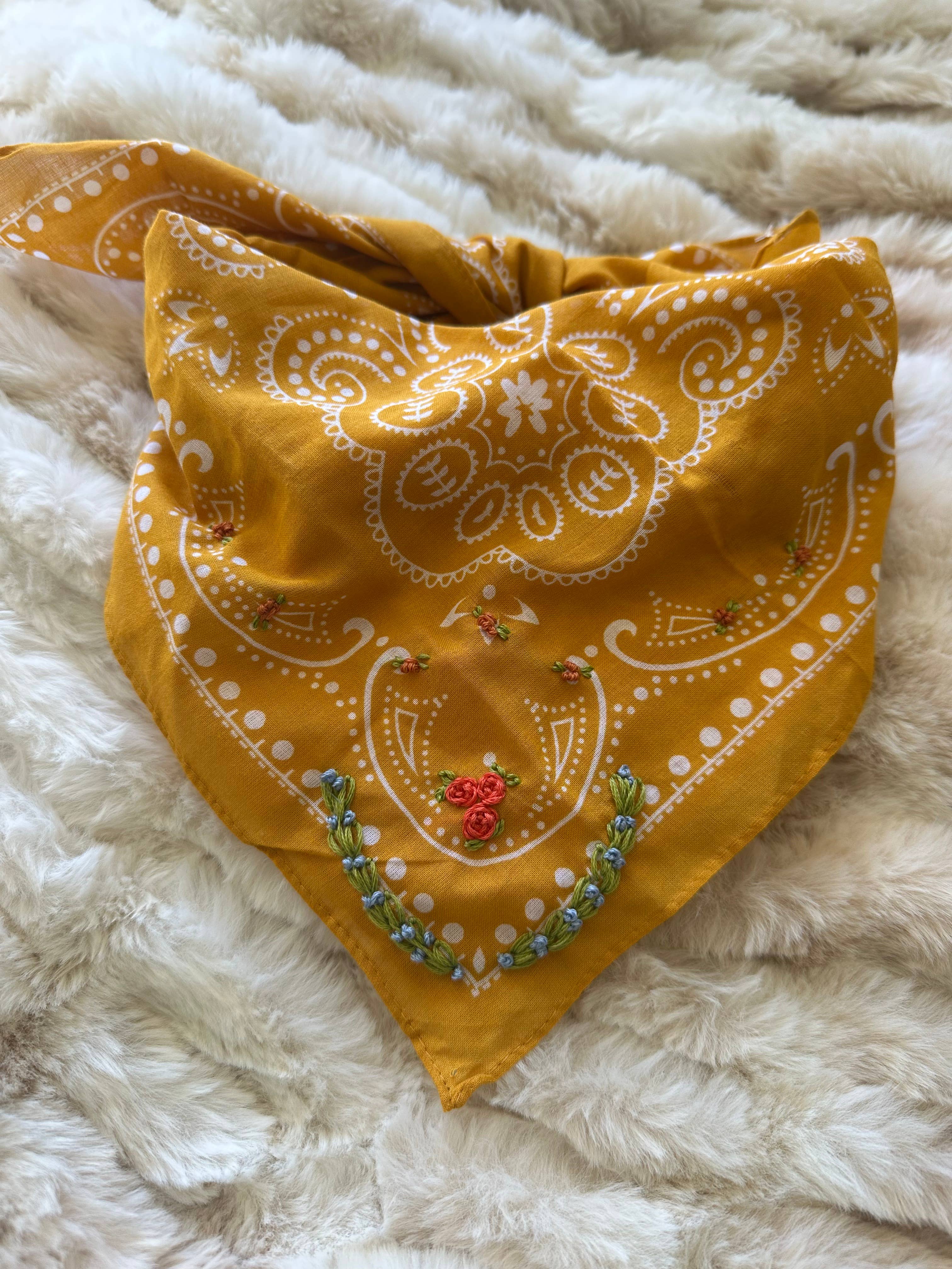 Little Lamb Designs – Engroshandel Bandana - Dame – Gul bandana med blomsterbroderi0