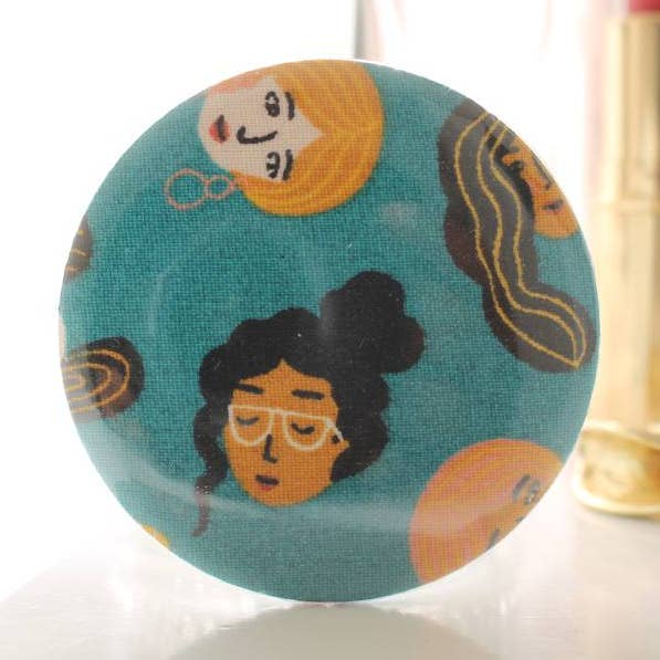 Miroir de poche Bella femme chignon pour la vente par Sabrina Trefle