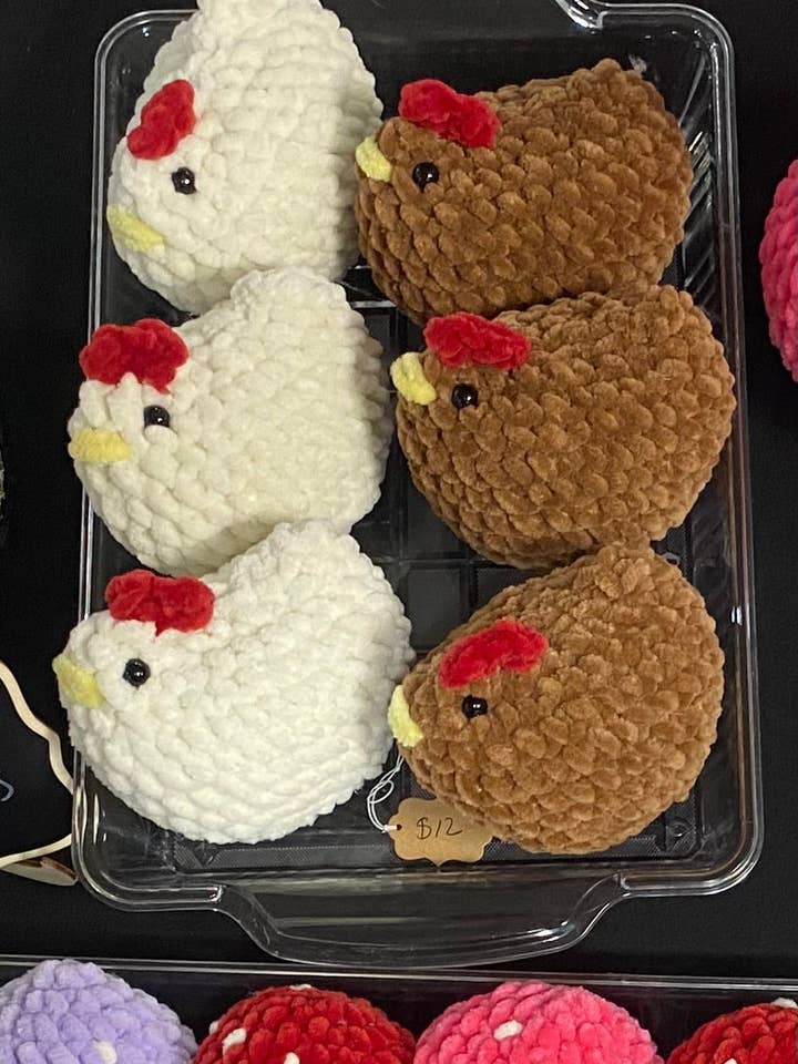 Kleine Häkelhühner für den Großhandel von Fate and Fiber