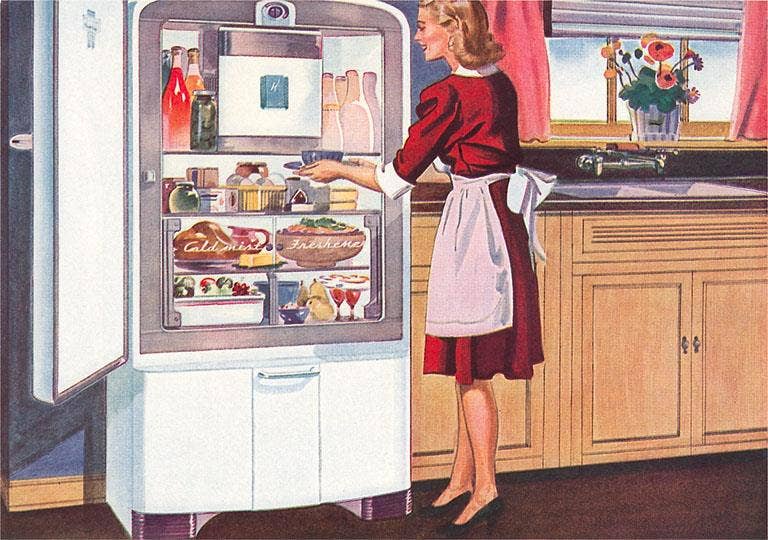 Found Image Press - Vente Cartes postales - Carte postale CK-56 Femme devant un réfrigérateur ouvert0