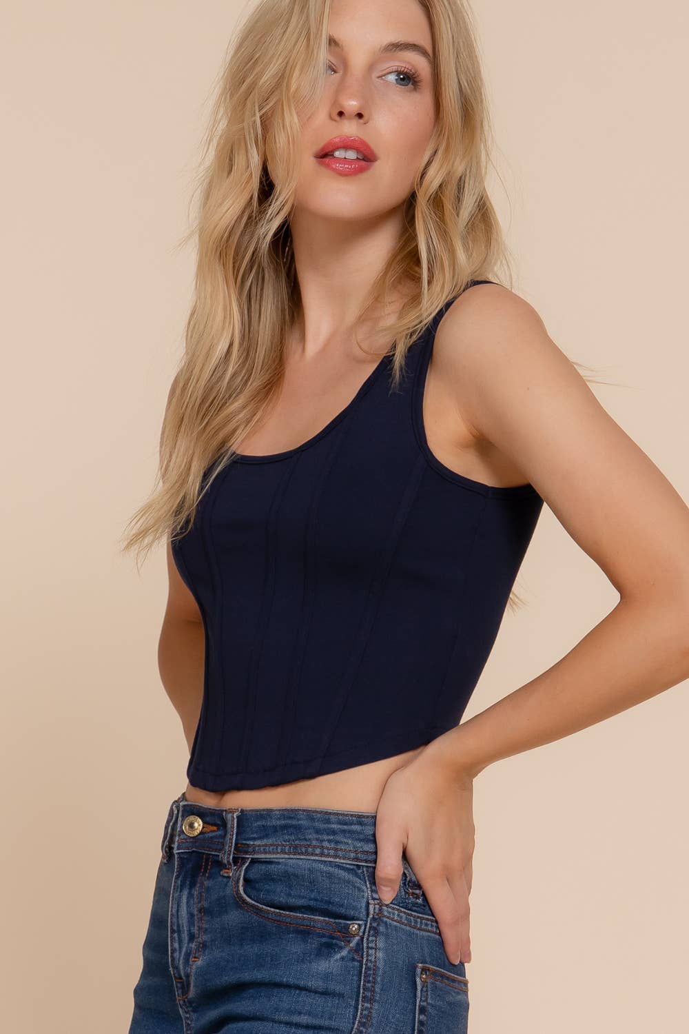 Active Basic | Active USA - Venta al por mayor Jersey corto de punto - Mujer - Top de punto sin mangas con dobladillo curvo y detalle de forro  31