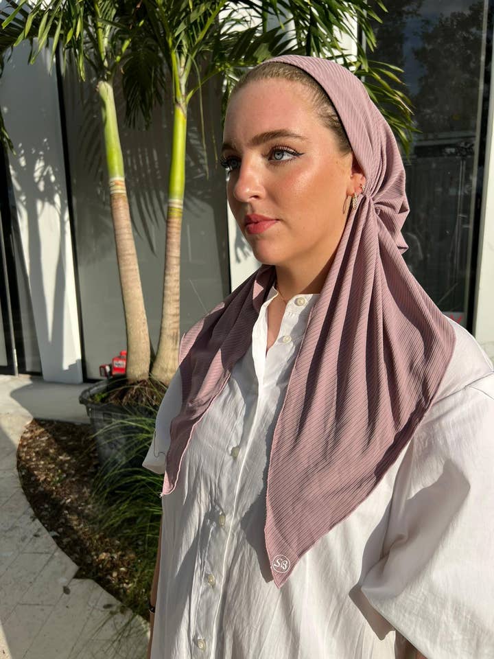 Klassisches, geripptes, geripptes, fliederfarbenes Jersey-Design (mit Samtgriff) für den Großhandel von The Scarf Bar