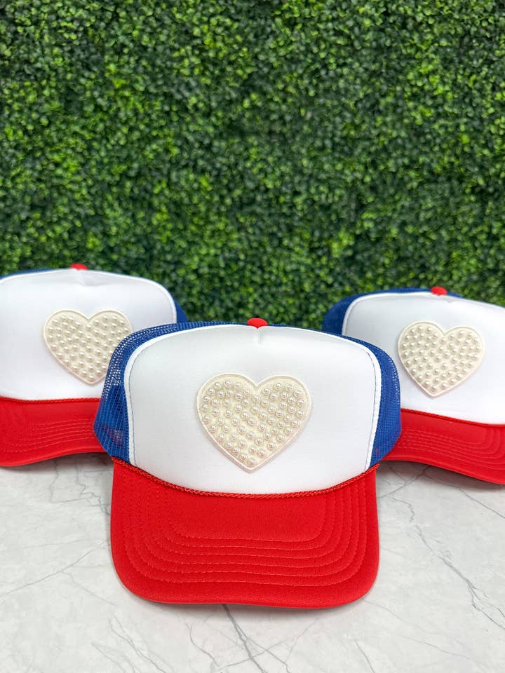 Trucker-Mützen in Rot, Weiß, Blau, 3er-Pack für den Großhandel von The Sandy Pearls