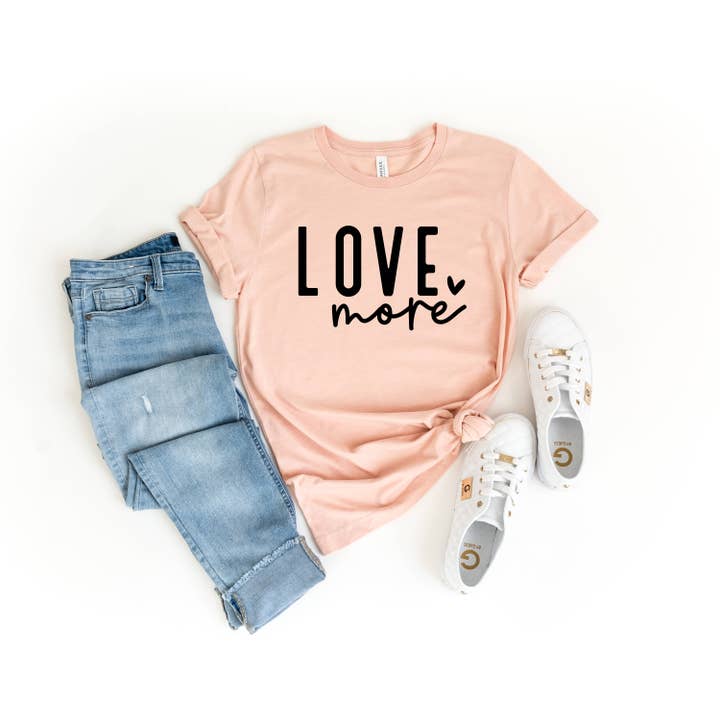 Amy Anne Apparel Inc – Großhandel T-Shirt mit Siebdruck – Damen – Liebe mehr | Graphic Tee zum Valentinstag