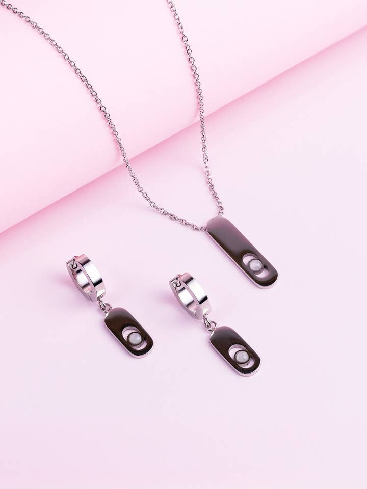 Collana e orecchini con pietra di selenite bianca per la vendita all'ingrosso da parte di Didyma