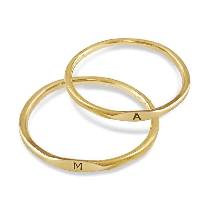 Bague empilable initiale pour la vente par Anna Lou of London