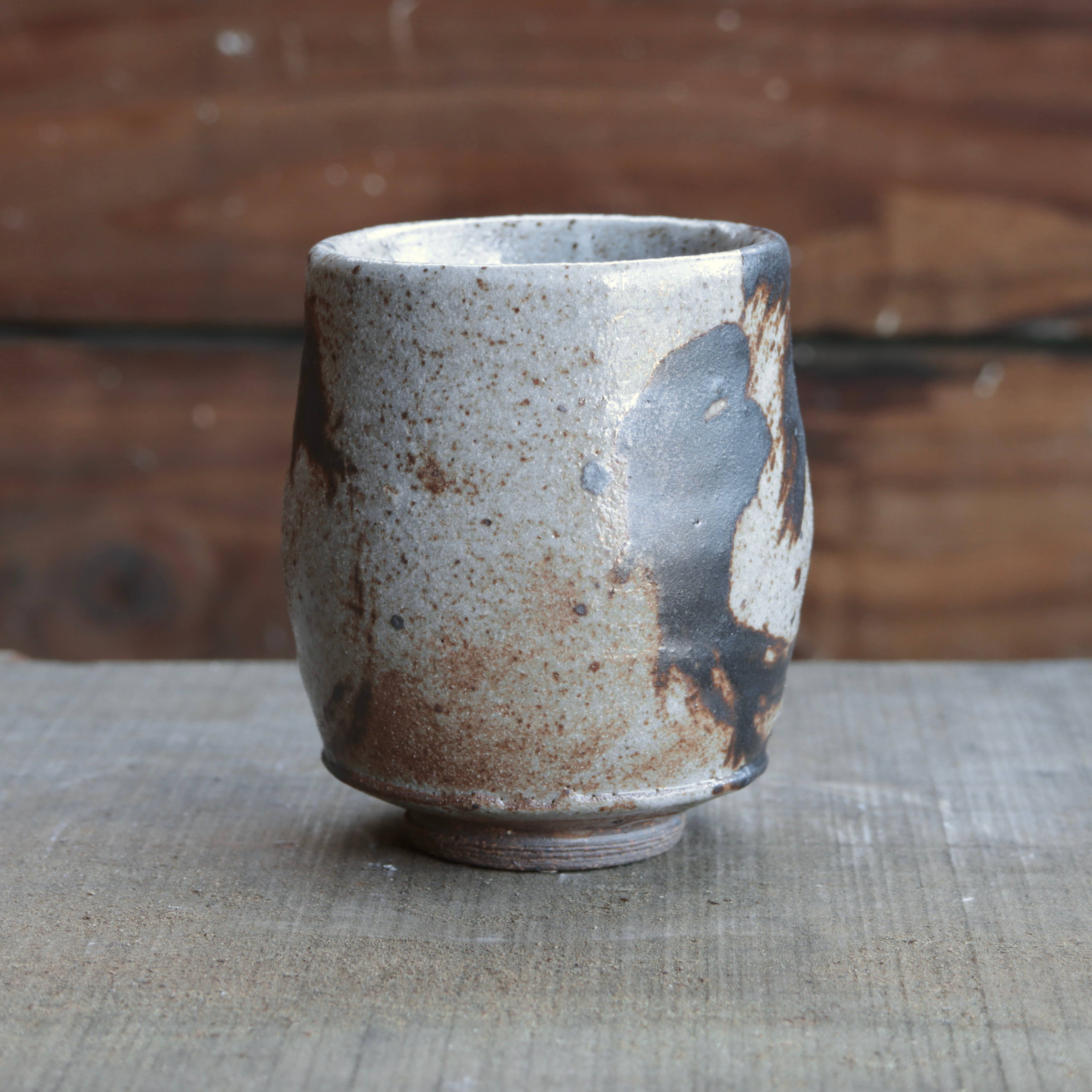 Matt Fishman Pottery - Venta al por mayor Taza - Yunomi de Arcilla Silvestre con Vidriado de Granito y Decoración de Hierro2