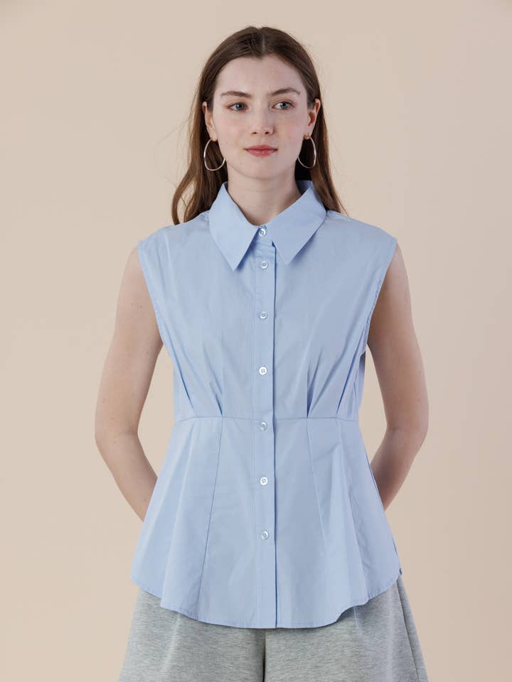 Haut chemisier sans manches à col et boutons avec basque pour la vente par A & SHE