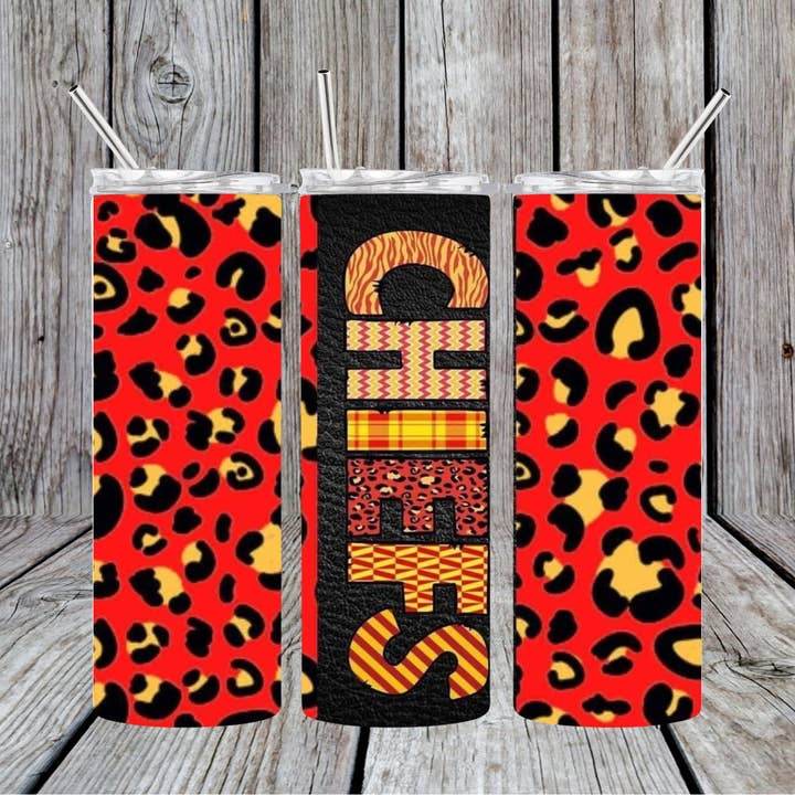 Gobelet skinny 20 oz en forme de léopard et de football KC Chiefs pour la vente par Dogwood Graphics & Design