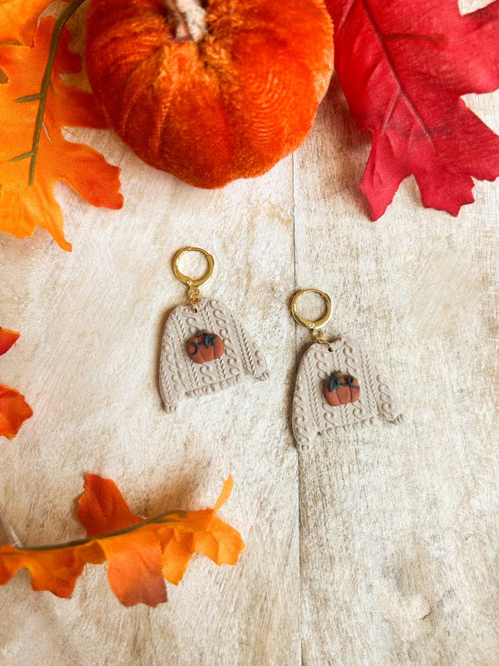 Pumpkin Sweater Huggies pour la vente par hunterclayco | Polymer Clay Earrings