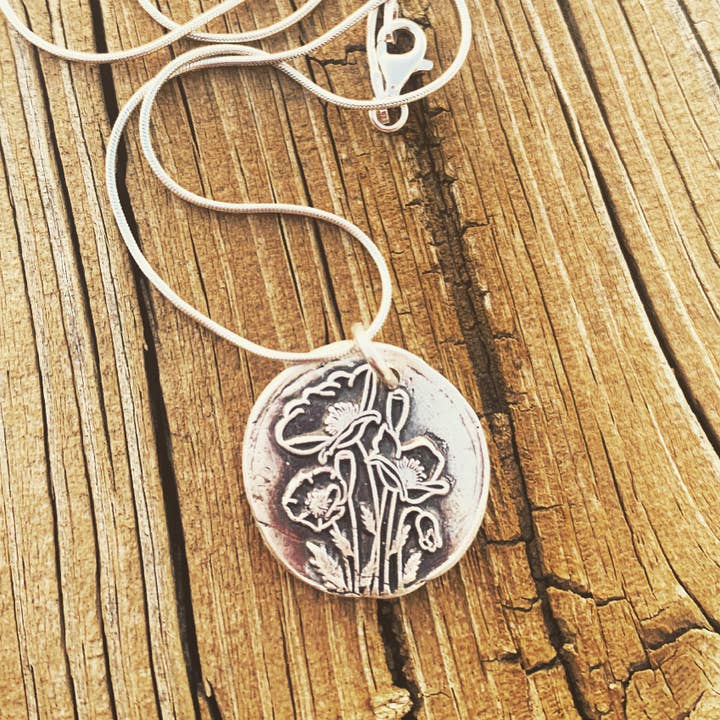 Mohn-Medaillon für den Großhandel von Her Hero, LLC