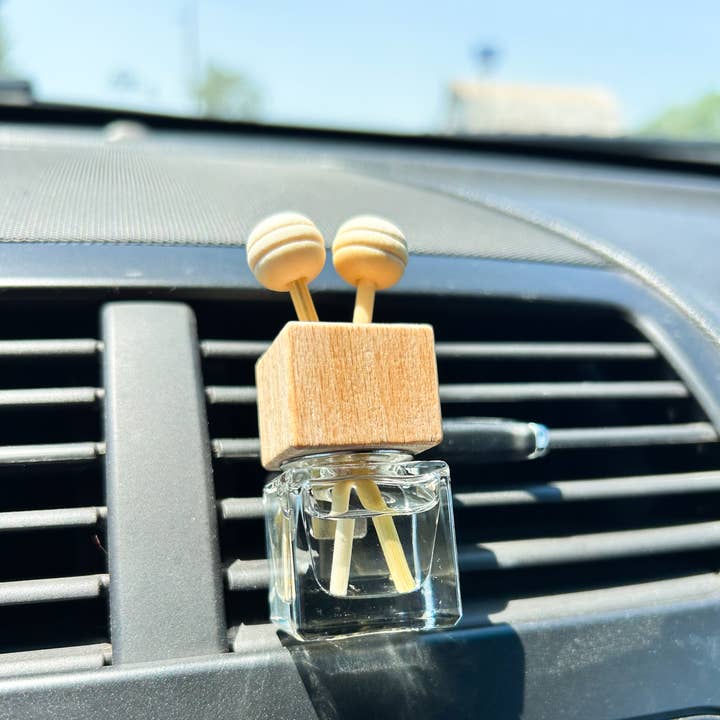 Diffuseur de parfum pour voiture avec pince pour ventilation pour la vente par Sage & Co.