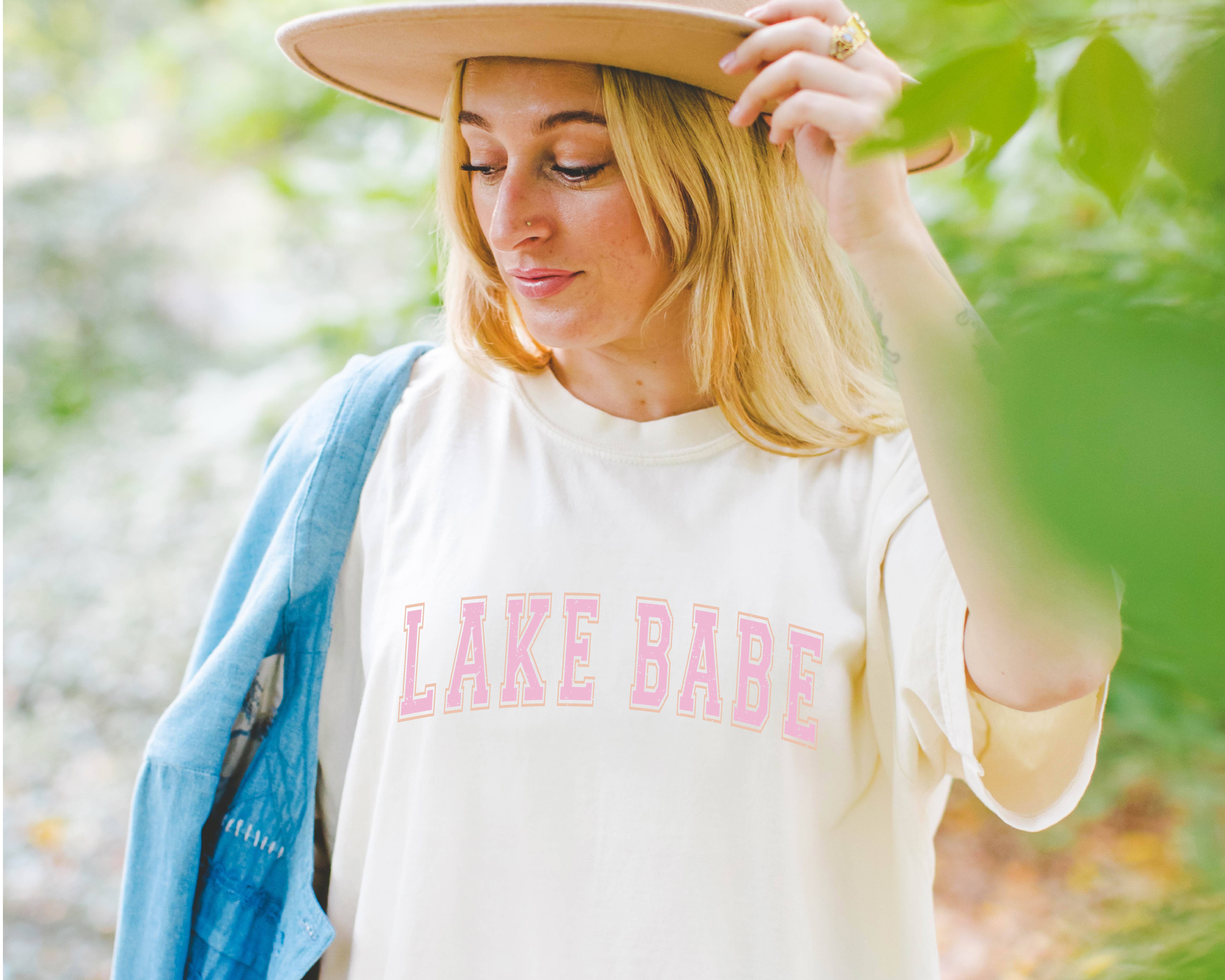 P E T I T R U E – T-shirt estampada - Mulher por atacado – Vestuário de Verão Lake Graphic Tee Lake Babe9