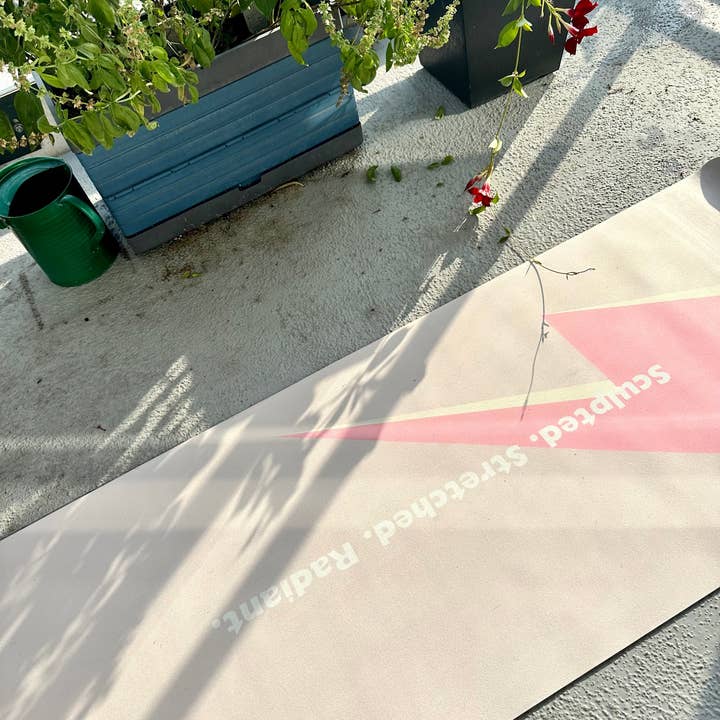 MARA BODY - Yoga Mats, Pilates Reformer Mats & Yoga Towels – wholesale Yogamatta – MOTIVATE - Välbefinnande Yogamatta. Motiverande Citat Vegansk Mocka Yogamatta.2