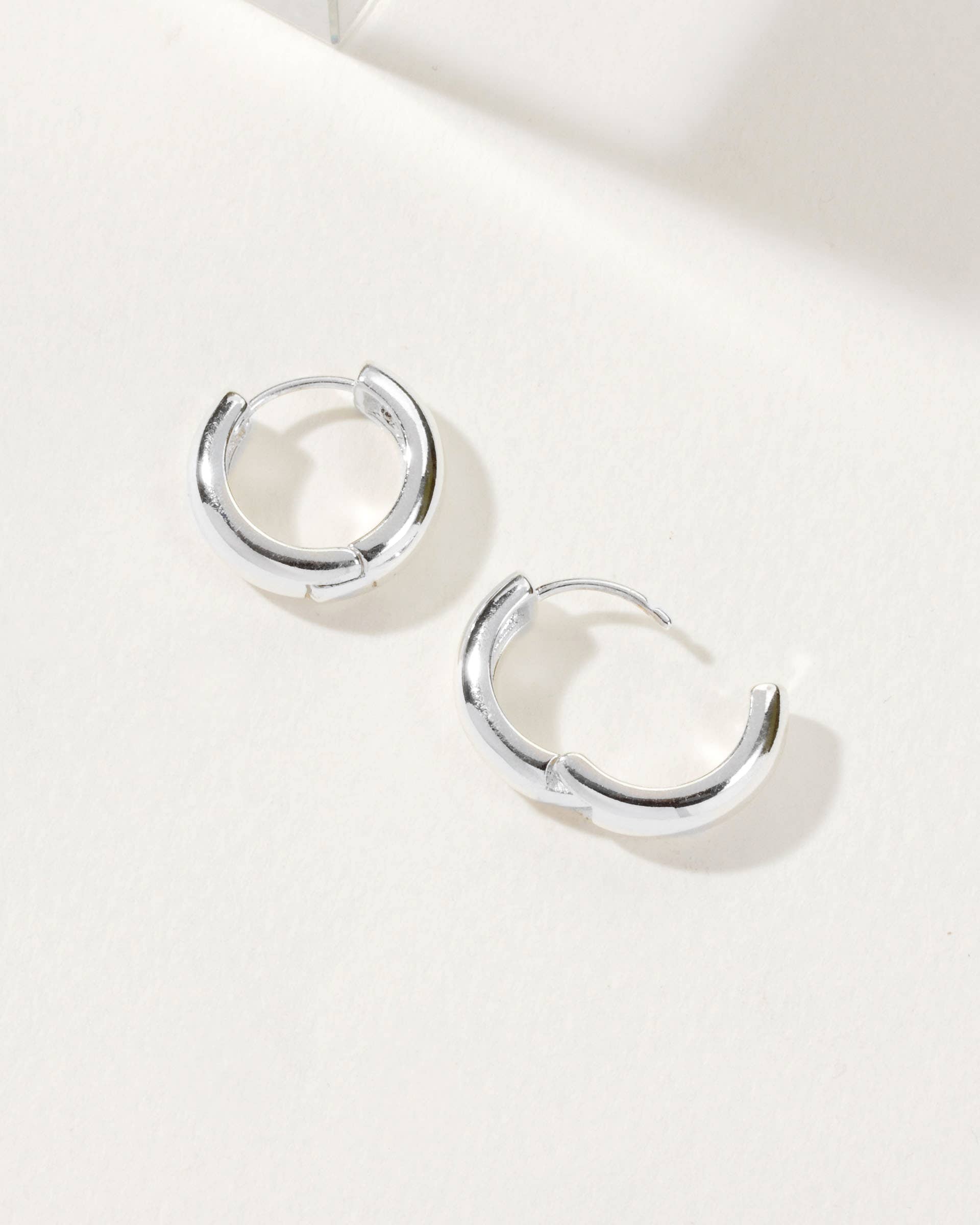 Luna Norte – brincos huggies por atacado – Brinco de Argola Huggie - Prata1