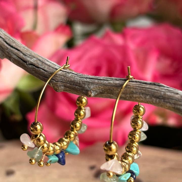 18-karaats vergulde hoepeloorbellen met edelsteencluster voor wholesale door Ocean Ripples