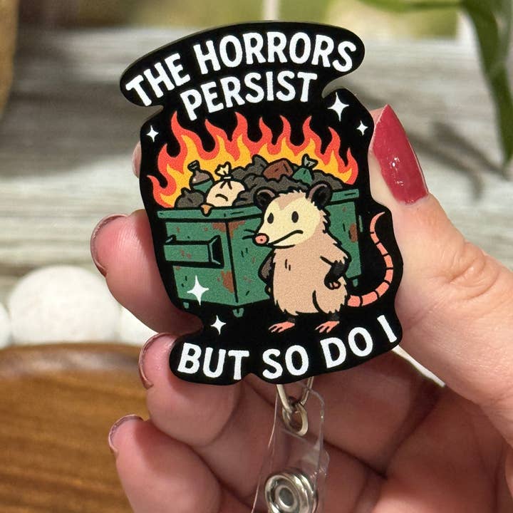 Les horreurs persistent mais moi aussi, opossum enrouleur de badge rétractable. pour la vente par The KTD Collection