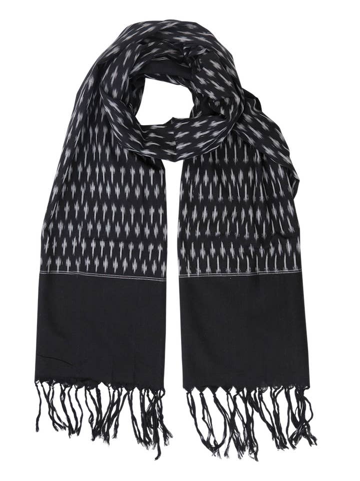 Écharpe Ikat en Coton Noir Classique pour la vente par Passion Lilie