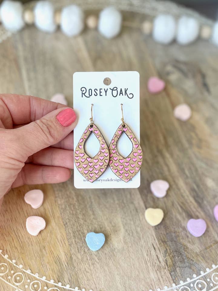 Boucles d'oreilles en bois gravées au laser avec cerceau en forme de cœurs vieillis pour la vente par Rosey Oak Designs