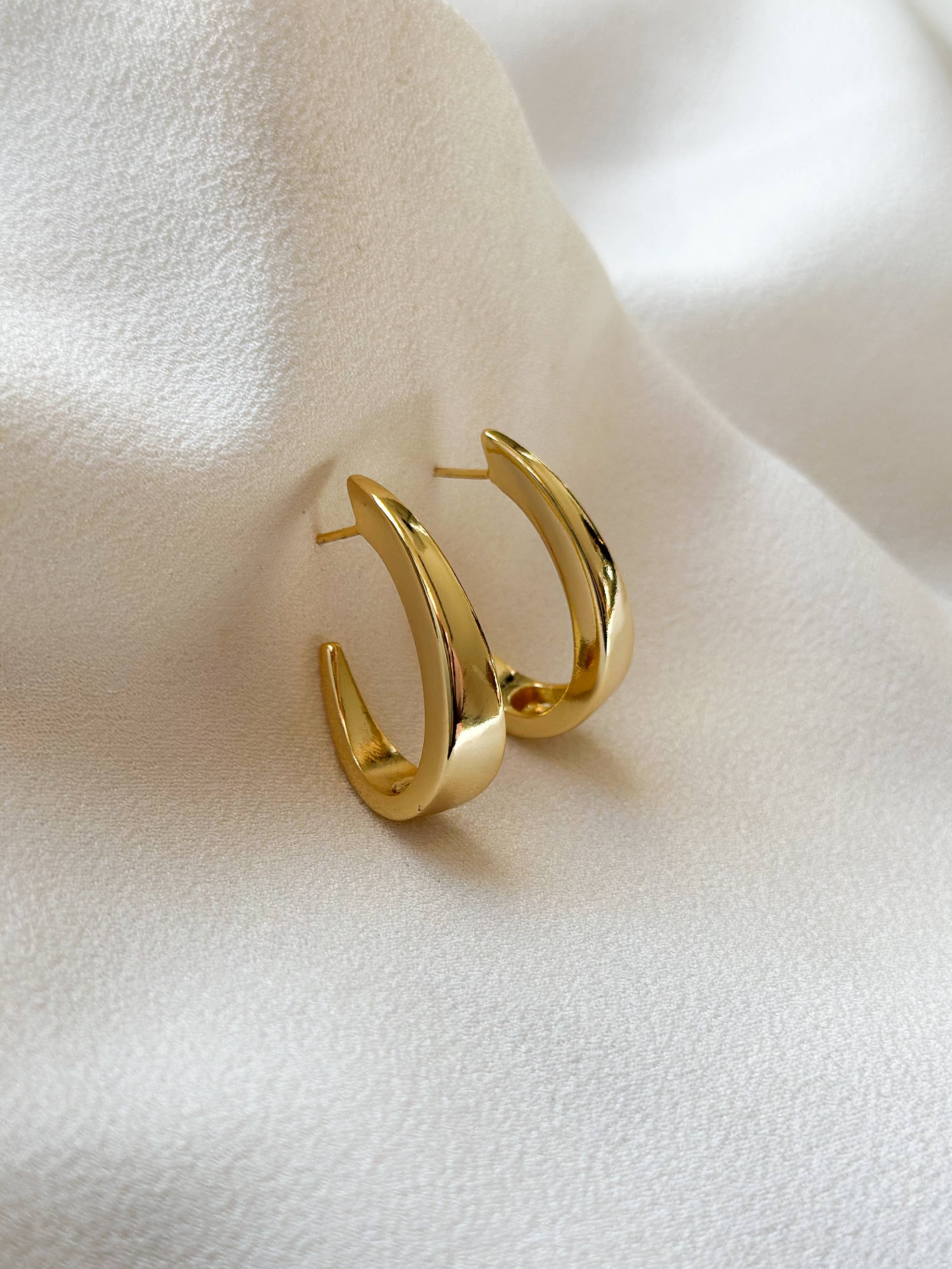 Ellis Grey Jewellery – wholesale Hoop earrings – Rosea - 18k Gold Scoop Stud Earrings3