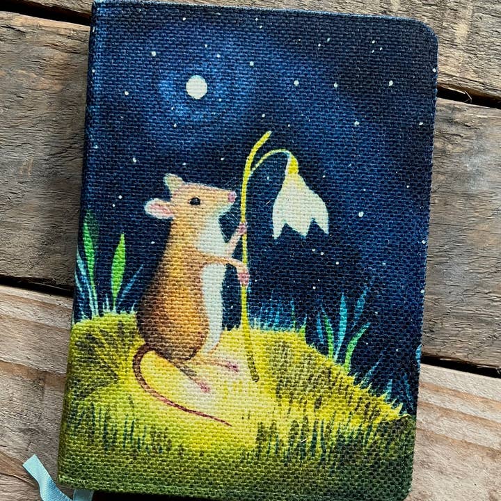 Taccuino Wilfred Mouse in finitura morbida al tatto color petalo di rosa A6 per la vendita all'ingrosso da parte di Hannah Willow Art