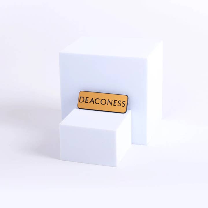 Aimant doré de diaconesse contemporaine gravé pour la vente par Swanson Christian Products