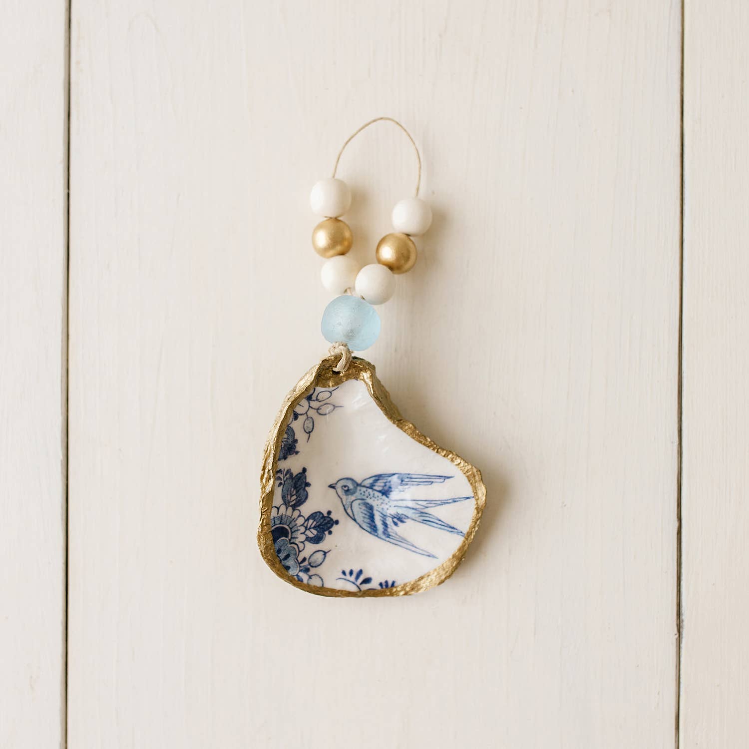 Grit and Grace Studio – Engroshandel Pynt – Dekorationsvedhæng af østersskal med decoupage: Indigo-kollektionen3