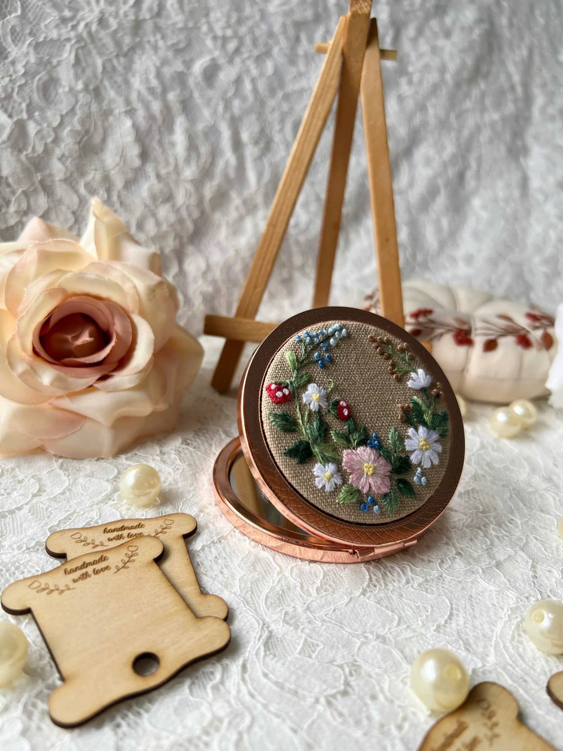 Maple Dream Store – Engroshandel Kompaktspejl – Lomme-spejl med vintage blomstermotiv, håndbroderet6
