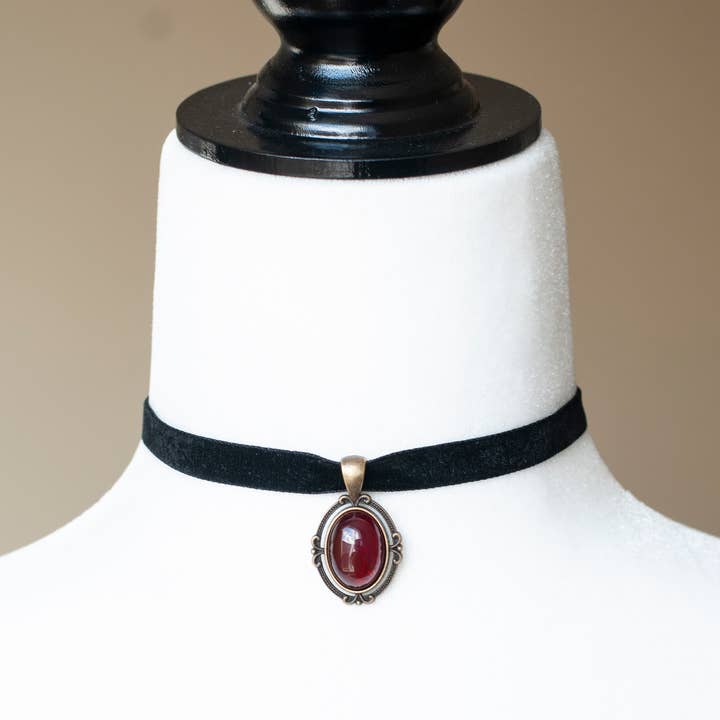 Svart sammet Choker med Mörkröd hänge för wholesale av Decadent Designs