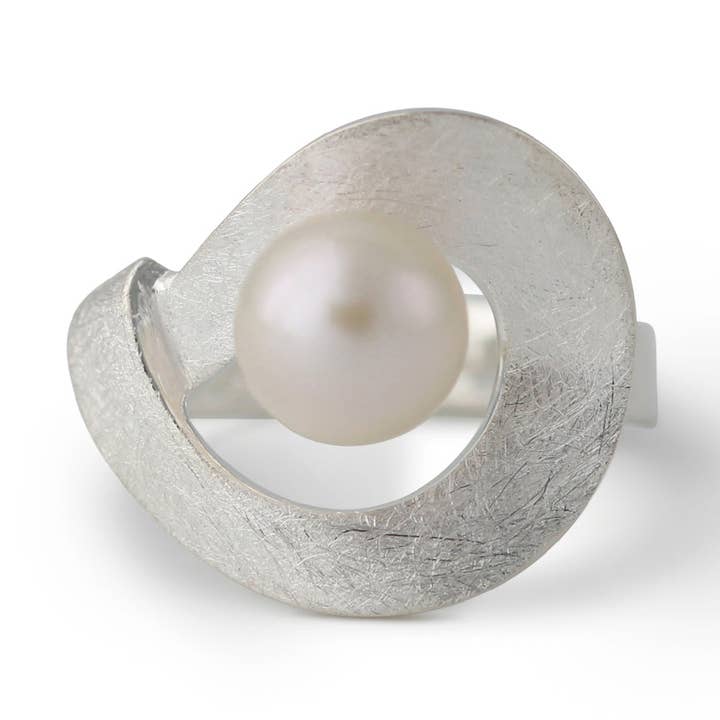 Campur GmbH – wholesale Cocktail/Statement Ring – Ring med vriden rund form och SWZ-pärla0