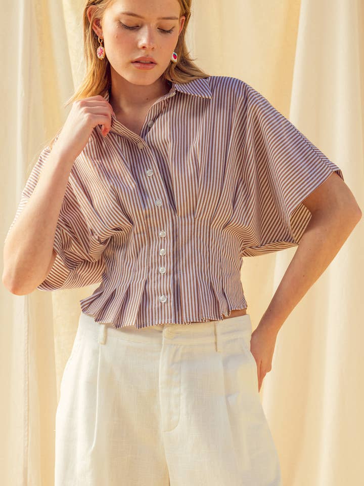 T6216 STRIBEKNAP FORAN SKJORTER MED PLISSERET TALJEDETALJE for engroshandel hos MIOU MUSE