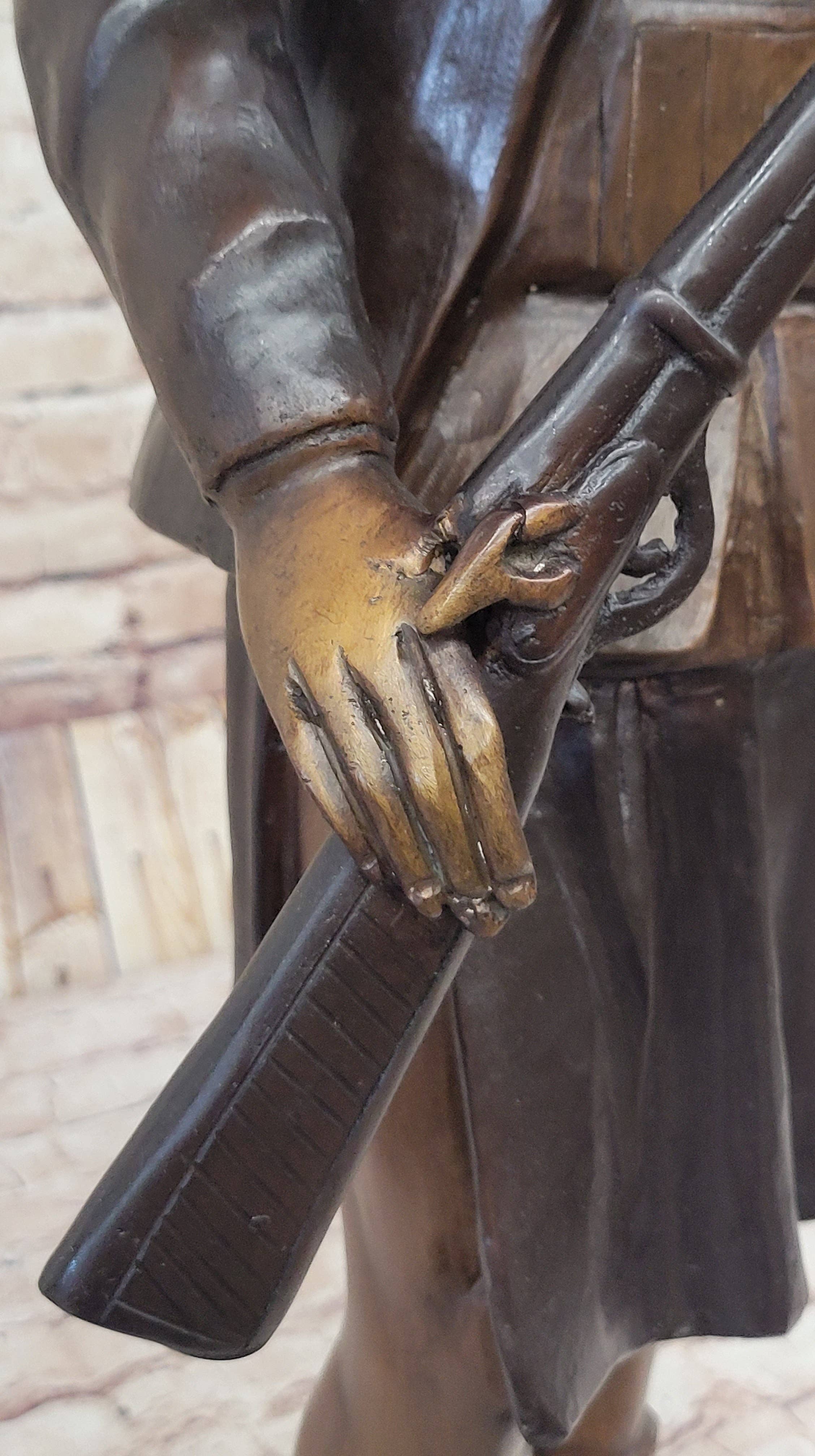 Bronzhaus - Vendita all'ingrosso Scultura - Statuetta in bronzo di Geronimo con fucile realizzata a mano da C.M Russell6