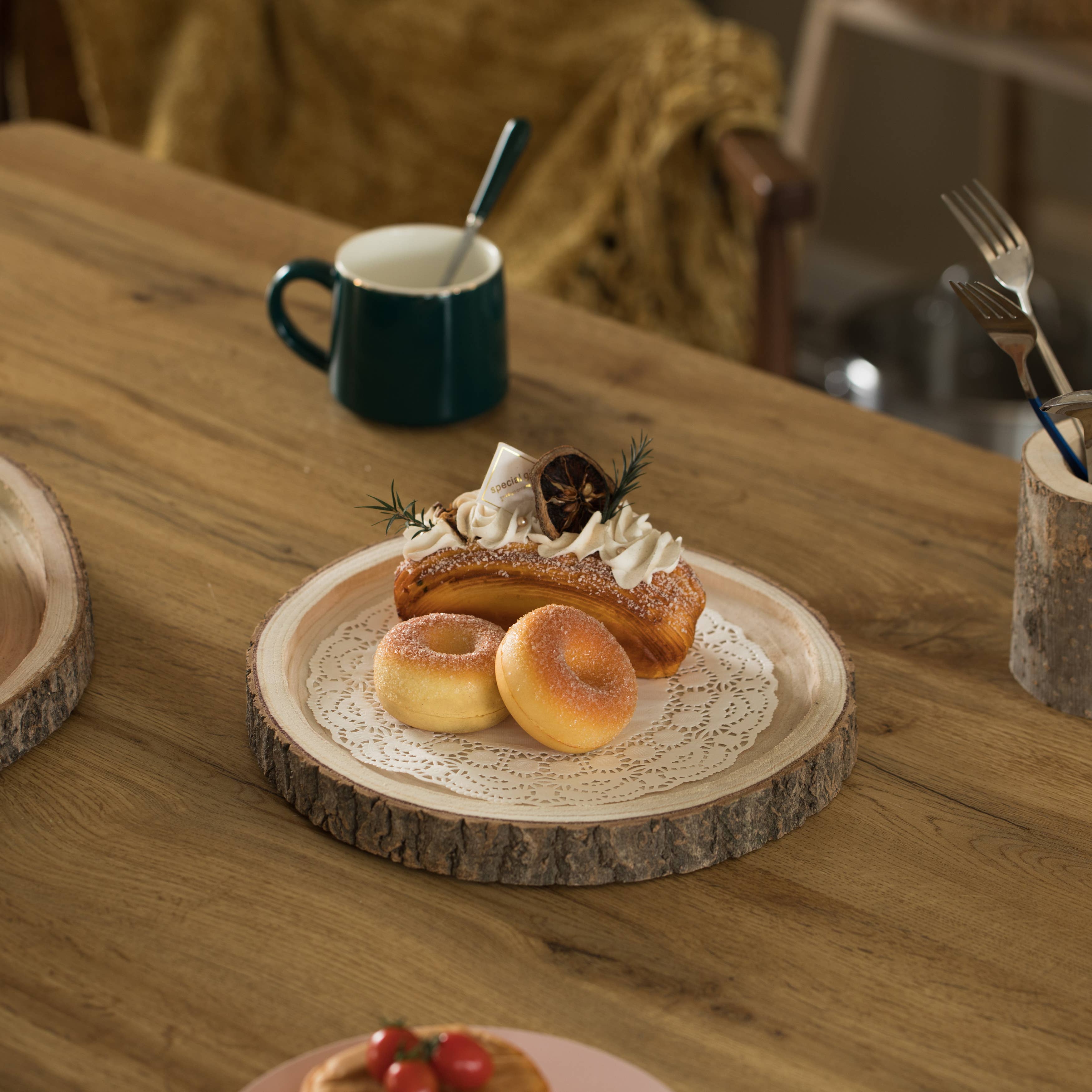 Quickway Imports – Bandeja de servir por atacado – Bandeja redonda da fatia da casca de madeira natural, carregador de tabela rústico14