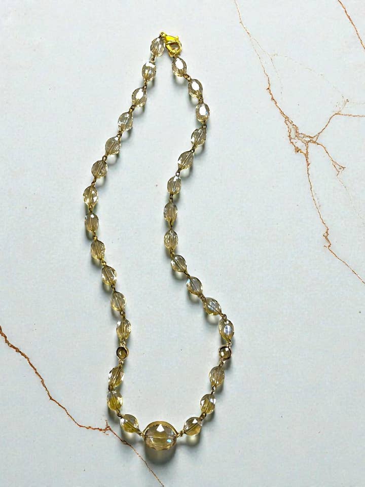 Collier en champagne de 22" avec pendentif en or pour la vente par Ava Capri