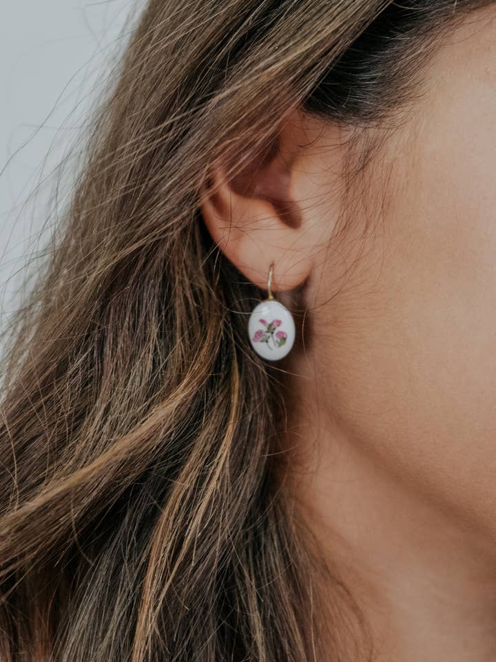 Boucles d'oreilles botaniques roses Alyssum pour la vente par Ephemera