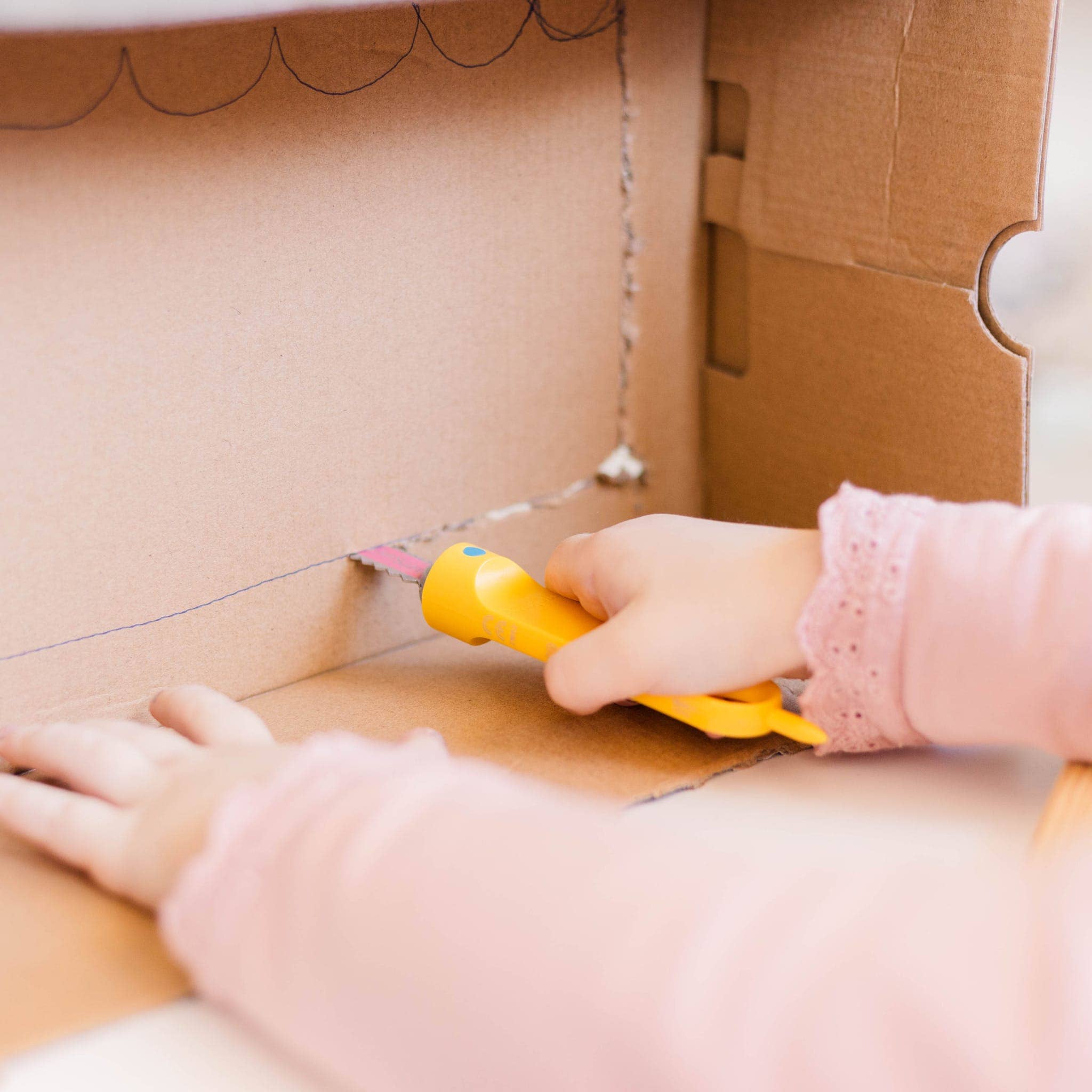 Makedo Australia - Wholesale DIY craft kit – Child - Safe-Saw | Makedo Cardboard Construction Tool3