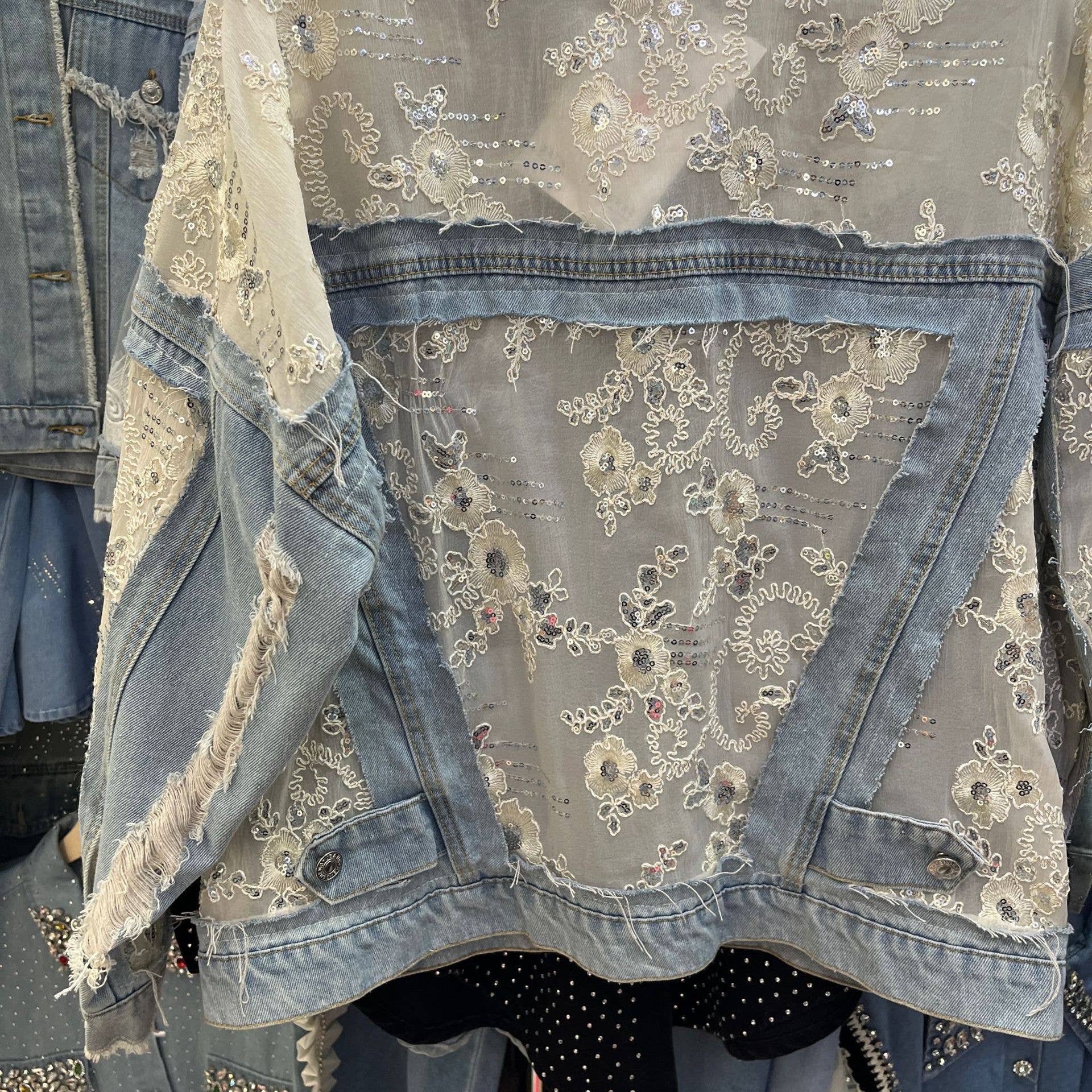 PEACH ACCESSORIES - Vendita all'ingrosso Giacca di jeans - Donna - Giacca di jeans con pizzo floreale e decorazioni di paillettes DNM053