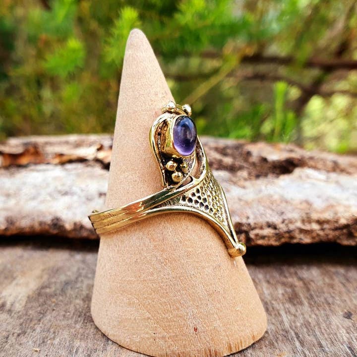 Kaali Boutique - Vente Bague avec plusieurs pierres - Bague en améthyste et laiton style bohème / Hippie / Boho / Ethnique / Rustique / Tribal / Gitan / Festival / Guérison / Festival / Pierre de naissance1