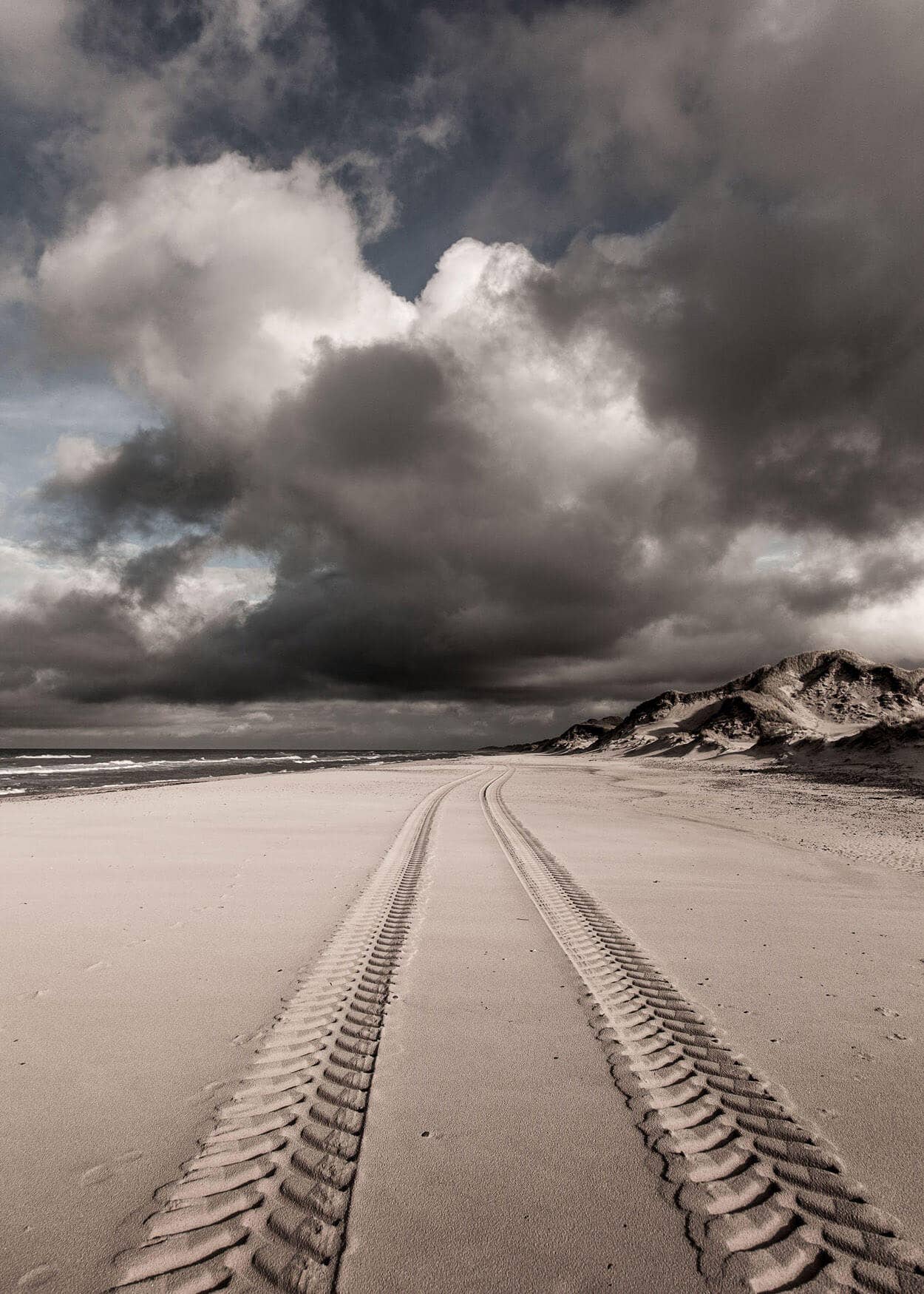 Foto Factory - Wholesale Art Print - Tracks on the beach1