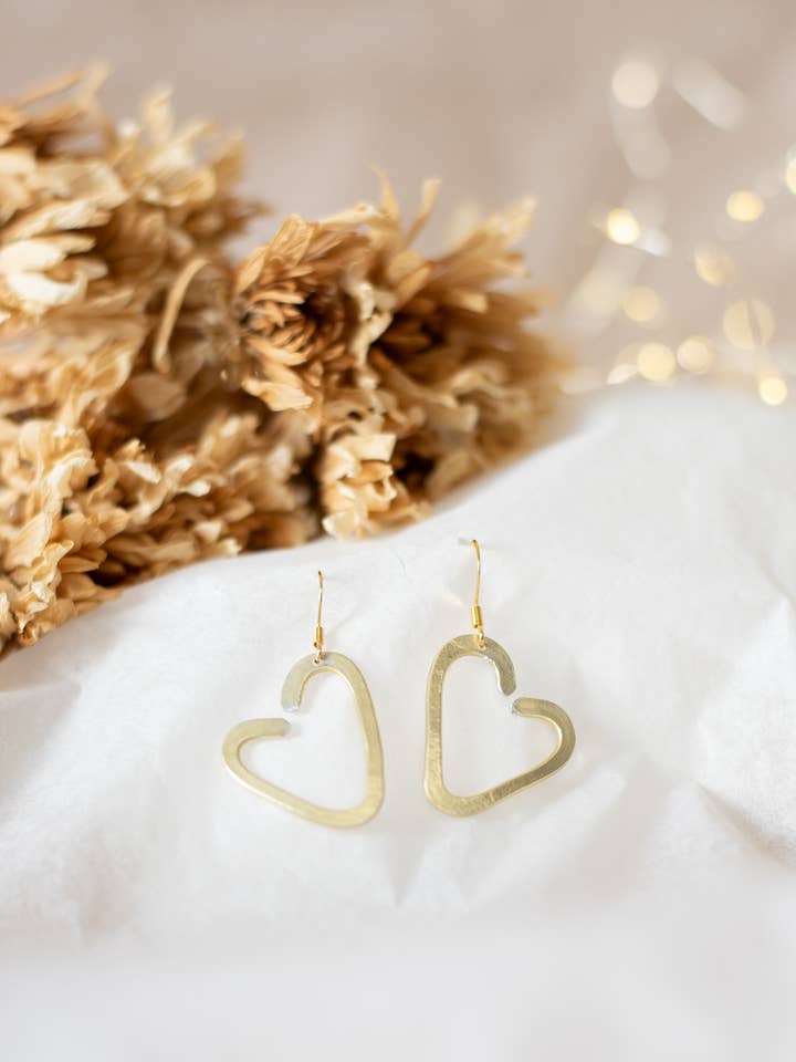 boucles d'oreilles coeurs graphiques, doré ou argenté pour la vente par Liniata