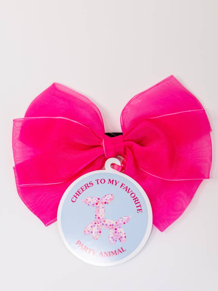 Nœud en forme de bouteille rose avec étiquette cadeau™ - Bonjour à mon fêtard préféré pour la vente par Wrapido!